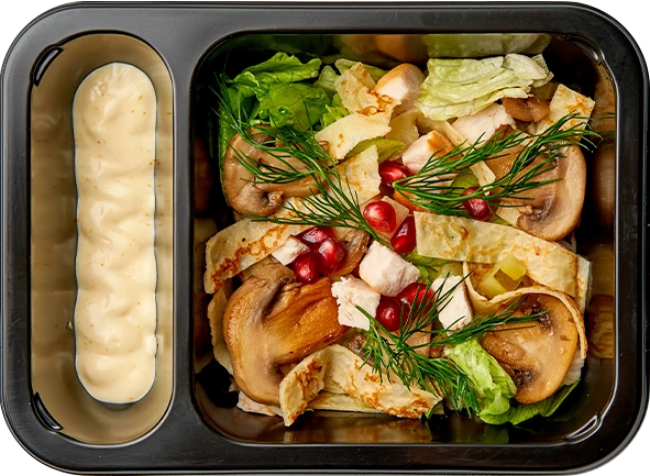 Блюдо: Салат с копченой курицей и блинами