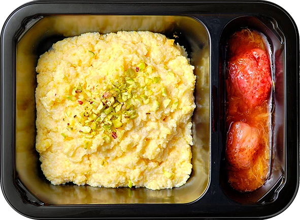 Блюдо: Каша кукурузная с клубникой и апельсинами