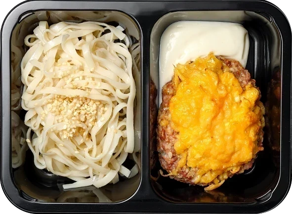 Блюдо: Лапша удон с кунжутом, Бифштекс с яйцом и зелен...