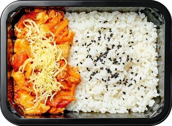 Блюдо: Отварной рис с черным кунжутом, Куриное филе с лечо